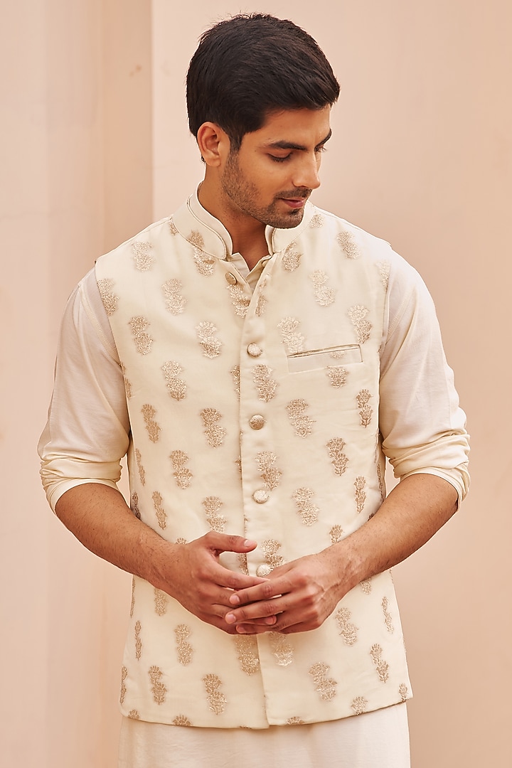 Ivory Banarasi Bundi Jacket Set by Chhavvi Aggarwal Men at Pernia's Pop Up Shop