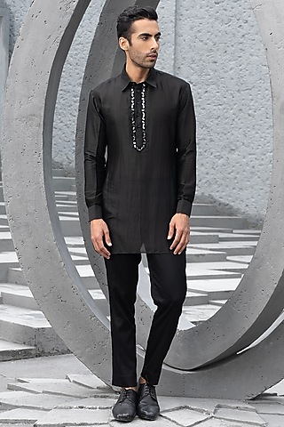 Black Chanderi Embroidered Pathani Kurta Set by Chhavvi Aggarwal Men