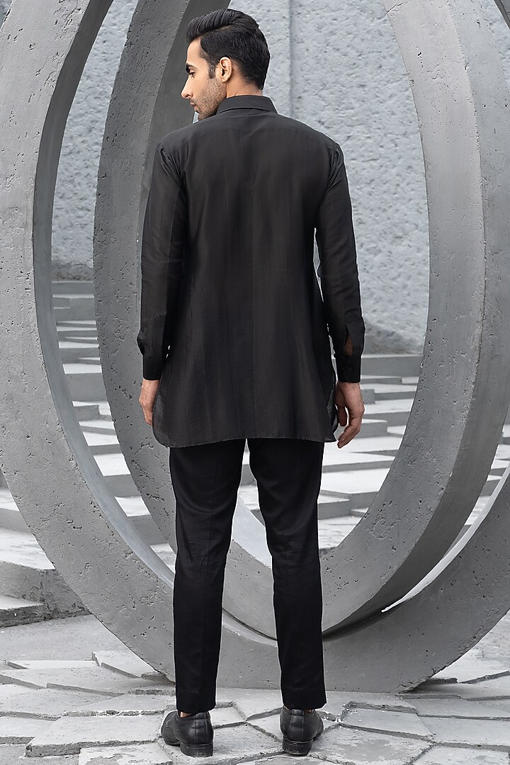 Black Chanderi Embroidered Pathani Kurta Set by Chhavvi Aggarwal Men at Pernia's Pop Up Shop