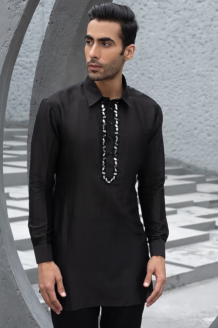 Black Chanderi Embroidered Pathani Kurta Set by Chhavvi Aggarwal Men at Pernia's Pop Up Shop