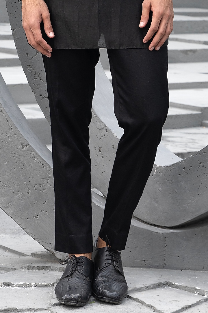 Black Chanderi Embroidered Pathani Kurta Set by Chhavvi Aggarwal Men at Pernia's Pop Up Shop