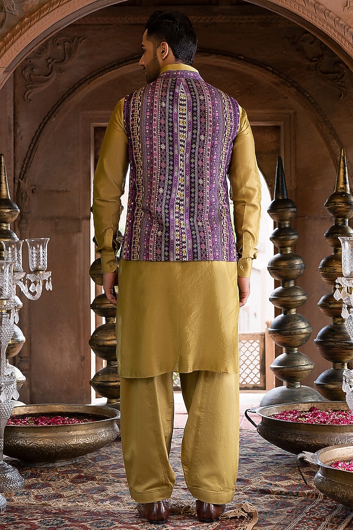 Purple Crepe Printed Bundi Jacket With Kurta Set by Chhavvi Aggarwal Men at Pernia's Pop Up Shop