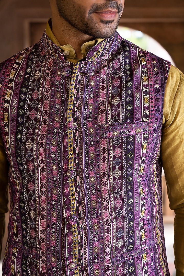 Purple Crepe Printed Bundi Jacket With Kurta Set by Chhavvi Aggarwal Men at Pernia's Pop Up Shop