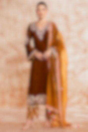 Mustard Velvet Dori & Cutdana Embroidered Kurta Set by Chaashni by Maansi and Ketan at Pernia's Pop Up Shop