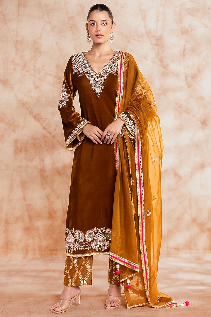 Mustard Velvet Dori & Cutdana Embroidered Kurta Set by Chaashni by Maansi and Ketan at Pernia's Pop Up Shop