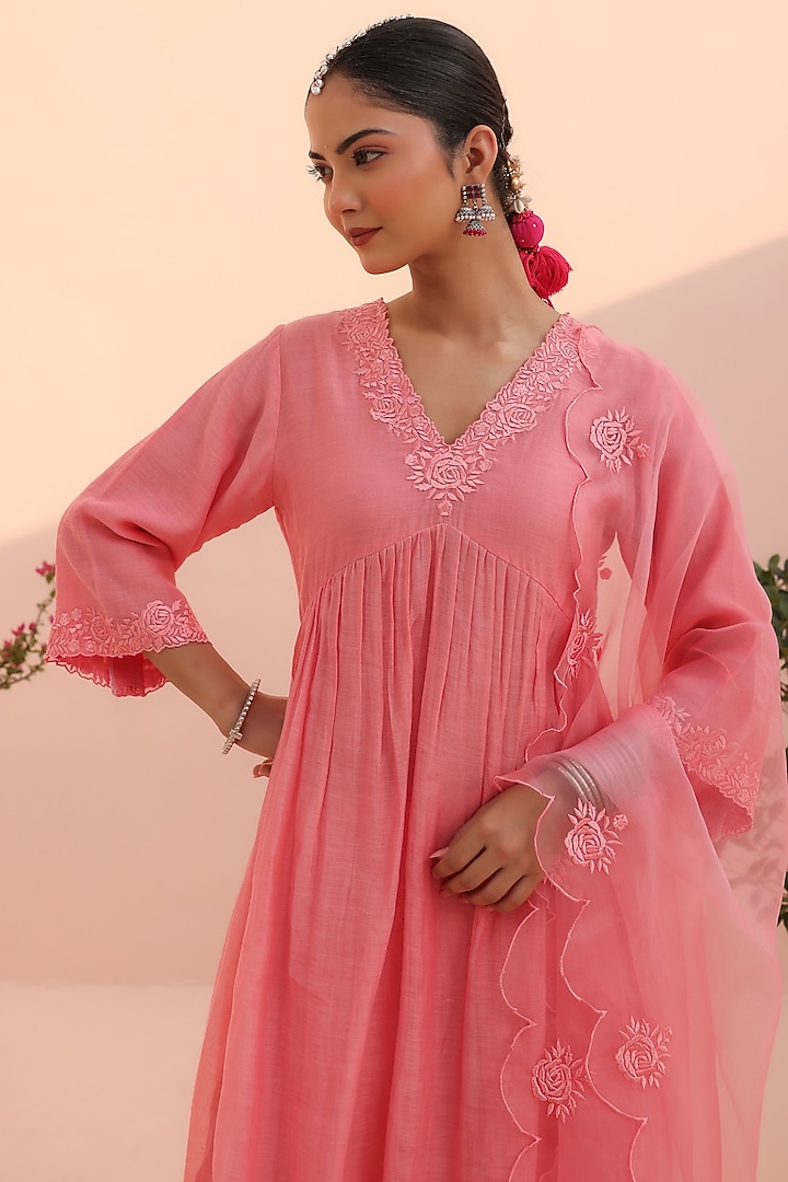Rose Pink Mul Chanderi Machine Embroidered Kurta Set by Charu Makkar at Pernia's Pop Up Shop