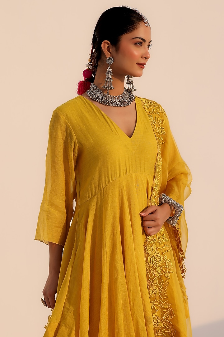 Mustard Tissue Chanderi Resham Embroidered Kurta Set by Charu Makkar at Pernia's Pop Up Shop