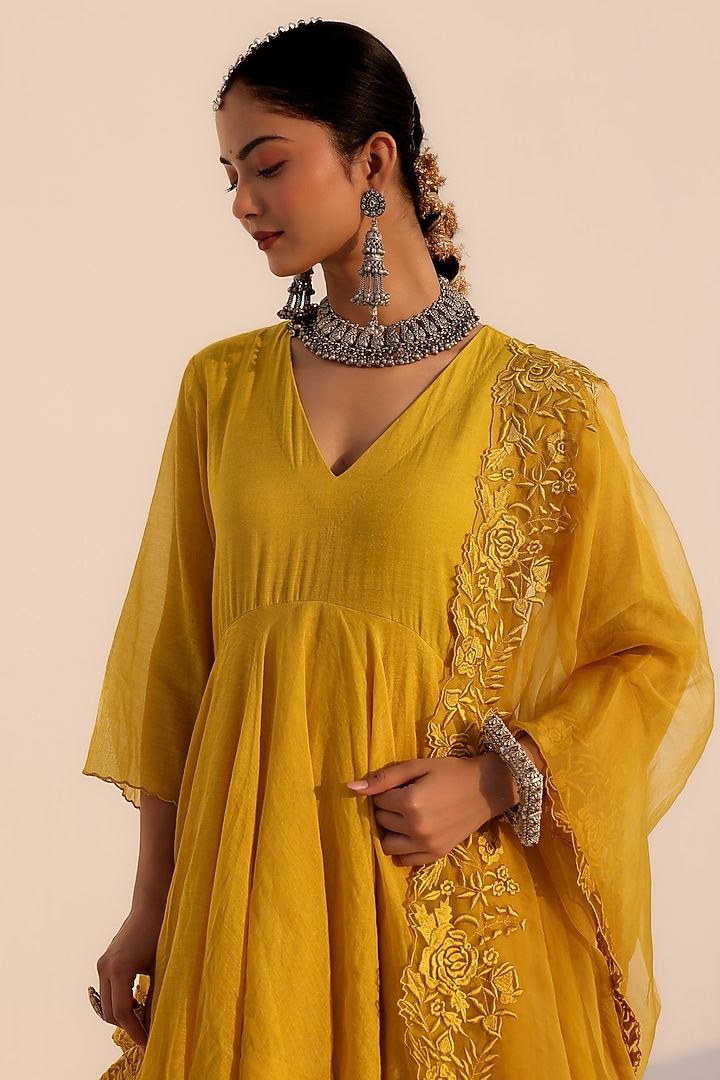 Mustard Tissue Chanderi Resham Embroidered Kurta Set by Charu Makkar at Pernia's Pop Up Shop