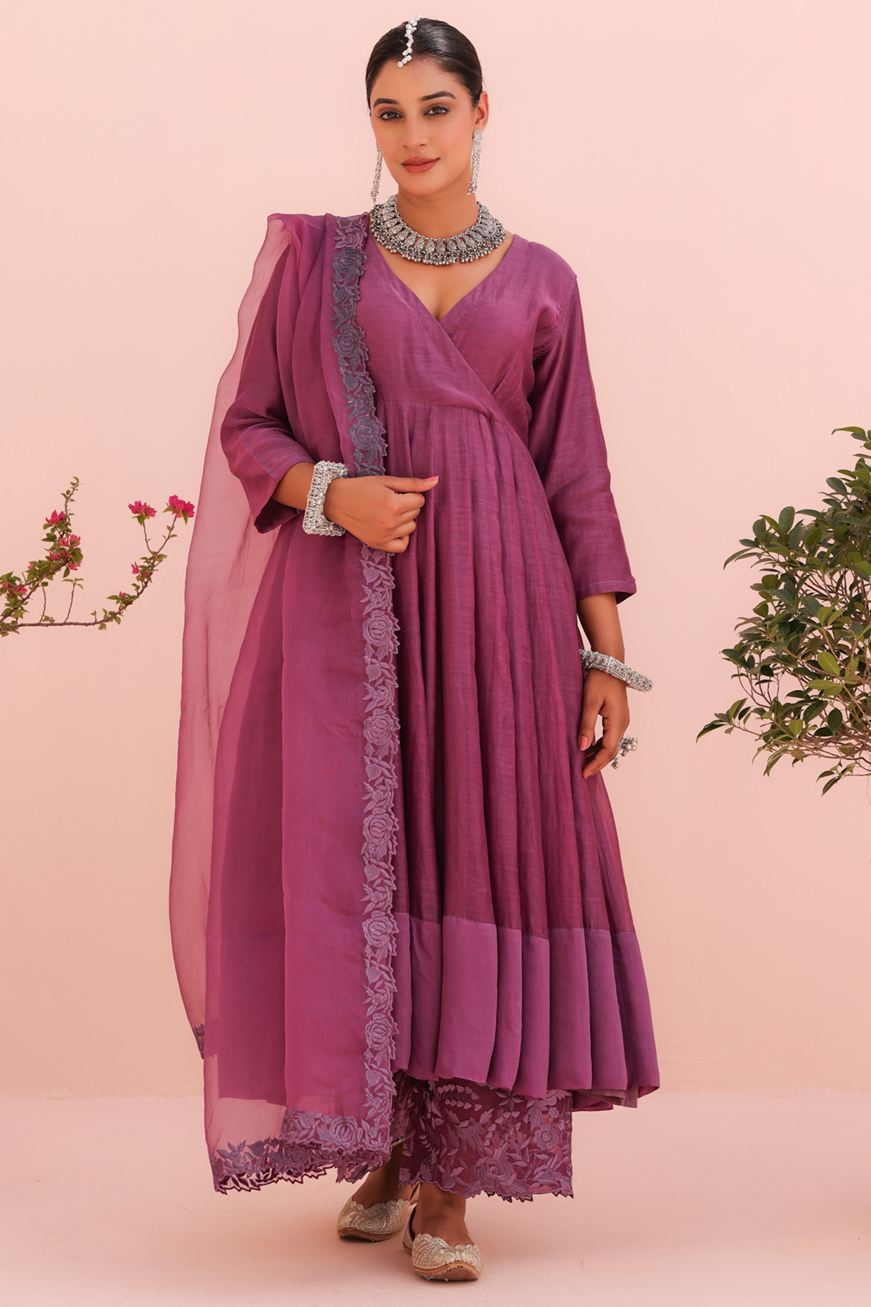Lilac Mul Chanderi Resham Embroidered Kurta Set by Charu Makkar at Pernia's Pop Up Shop