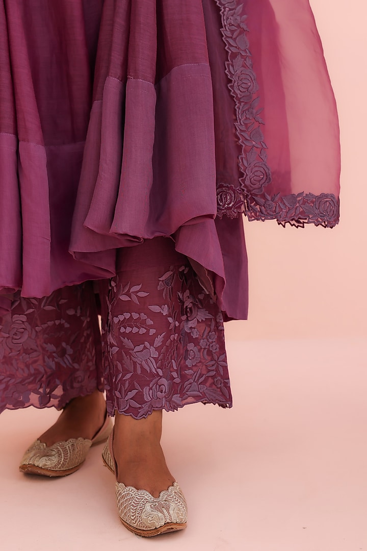 Lilac Mul Chanderi Resham Embroidered Kurta Set by Charu Makkar at Pernia's Pop Up Shop