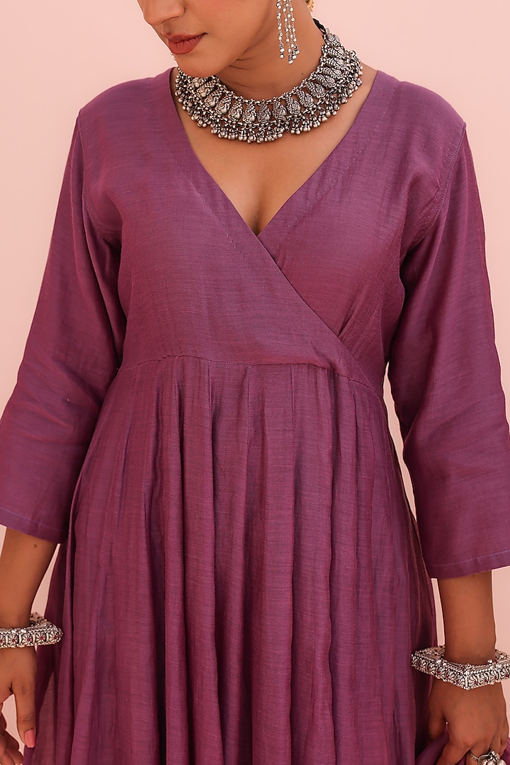 Lilac Mul Chanderi Resham Embroidered Kurta Set by Charu Makkar at Pernia's Pop Up Shop