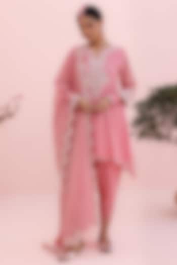 Rose Pink Tissue Chanderi Machine Embroidered Kurta Set by Charu Makkar at Pernia's Pop Up Shop
