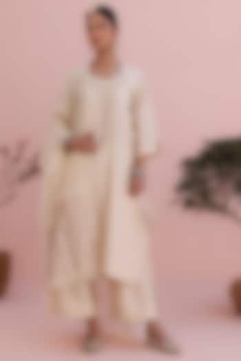 Pearl White Silk Chanderi Hand Embroidered Kurta Set by Charu Makkar at Pernia's Pop Up Shop