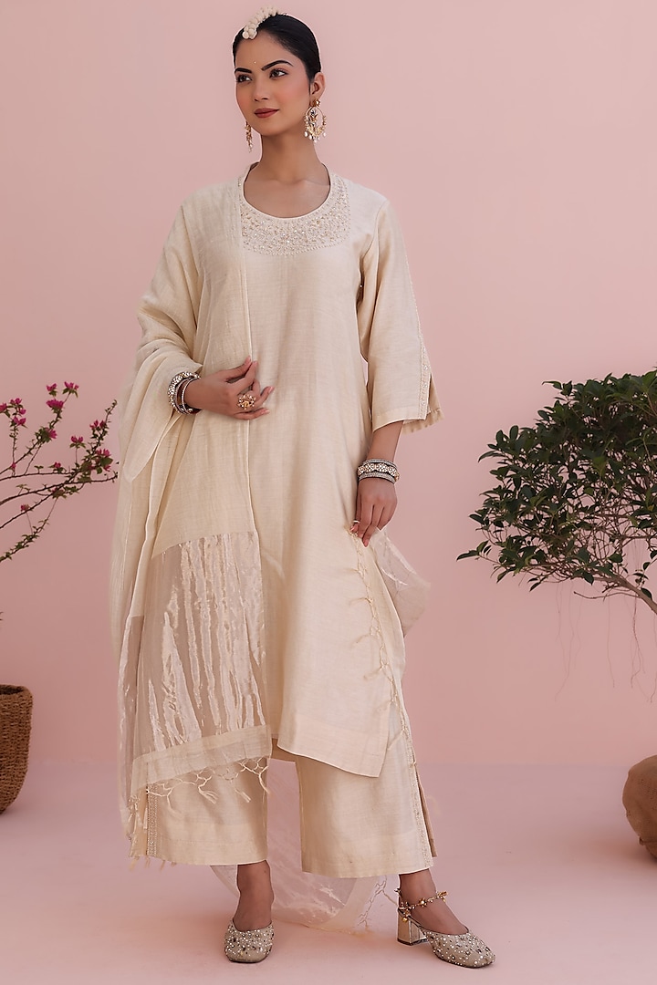Pearl White Silk Chanderi Hand Embroidered Kurta Set by Charu Makkar at Pernia's Pop Up Shop
