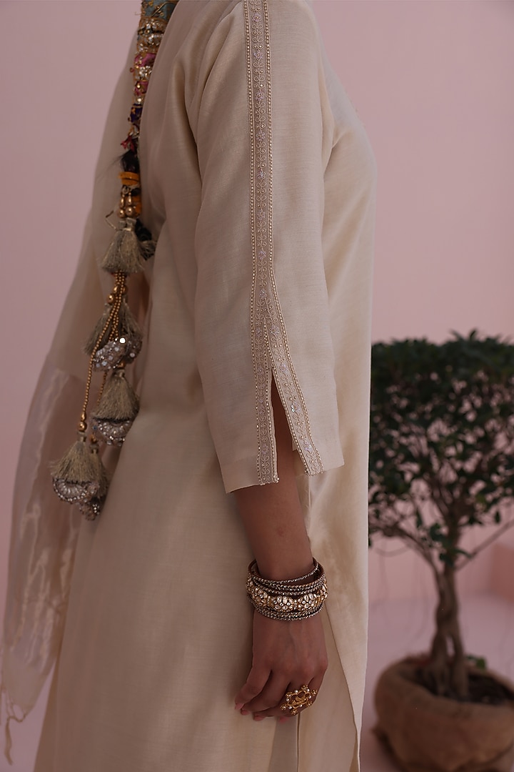 Pearl White Silk Chanderi Hand Embroidered Kurta Set by Charu Makkar at Pernia's Pop Up Shop