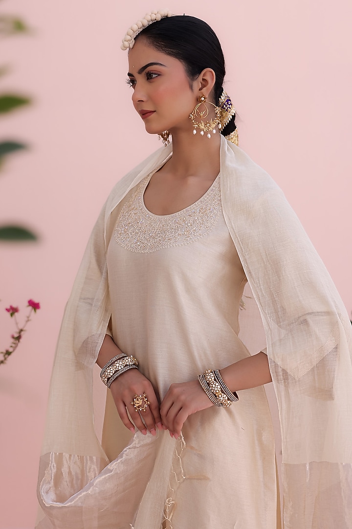 Pearl White Silk Chanderi Hand Embroidered Kurta Set by Charu Makkar at Pernia's Pop Up Shop