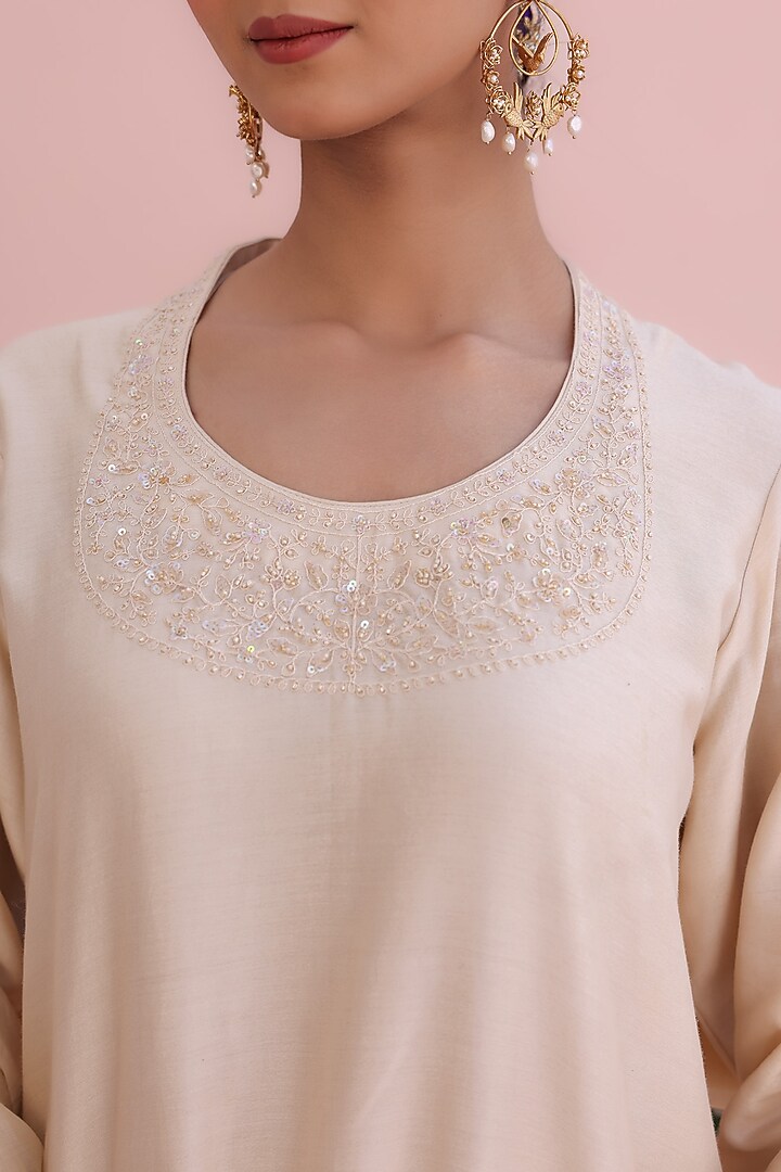 Pearl White Silk Chanderi Hand Embroidered Kurta Set by Charu Makkar at Pernia's Pop Up Shop