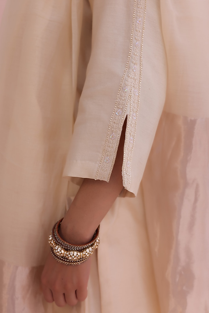 Pearl White Silk Chanderi Hand Embroidered Kurta Set by Charu Makkar at Pernia's Pop Up Shop