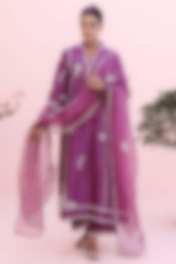 Lilac Silk Chanderi Hand & Machine Embroidered Kurta Set by Charu Makkar at Pernia's Pop Up Shop