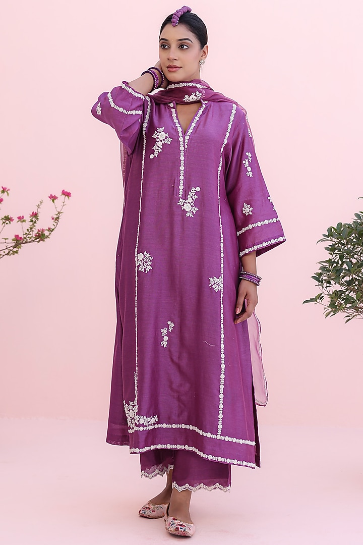 Lilac Silk Chanderi Hand & Machine Embroidered Kurta Set by Charu Makkar at Pernia's Pop Up Shop