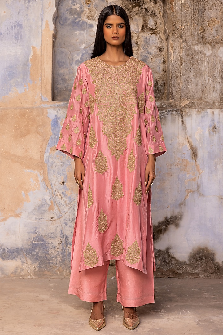 Antique Rose Pink Habutai Silk Dori Work Kurta Set by Charu Makkar at Pernia's Pop Up Shop