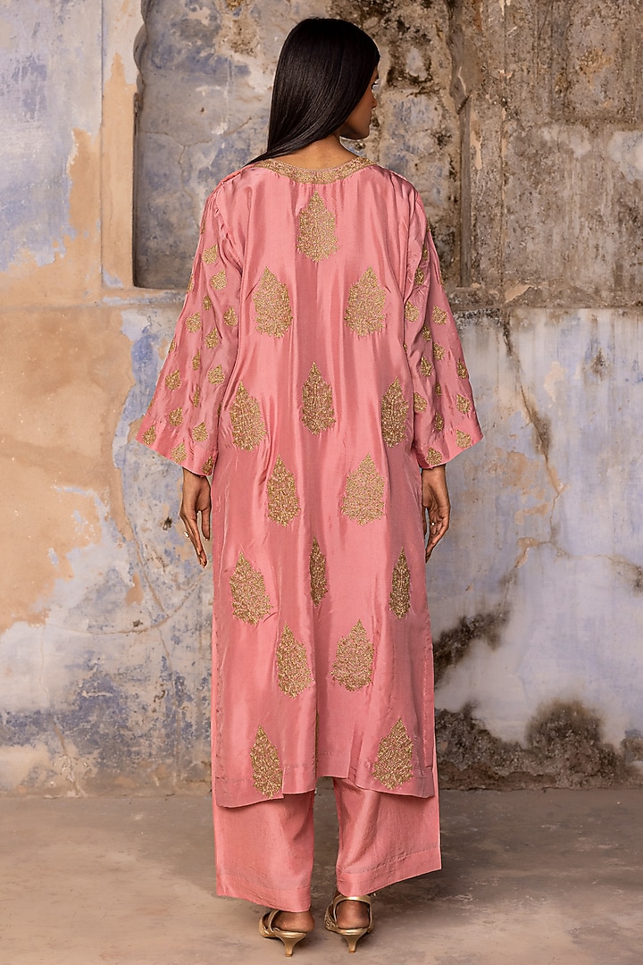 Antique Rose Pink Habutai Silk Dori Work Kurta Set by Charu Makkar at Pernia's Pop Up Shop