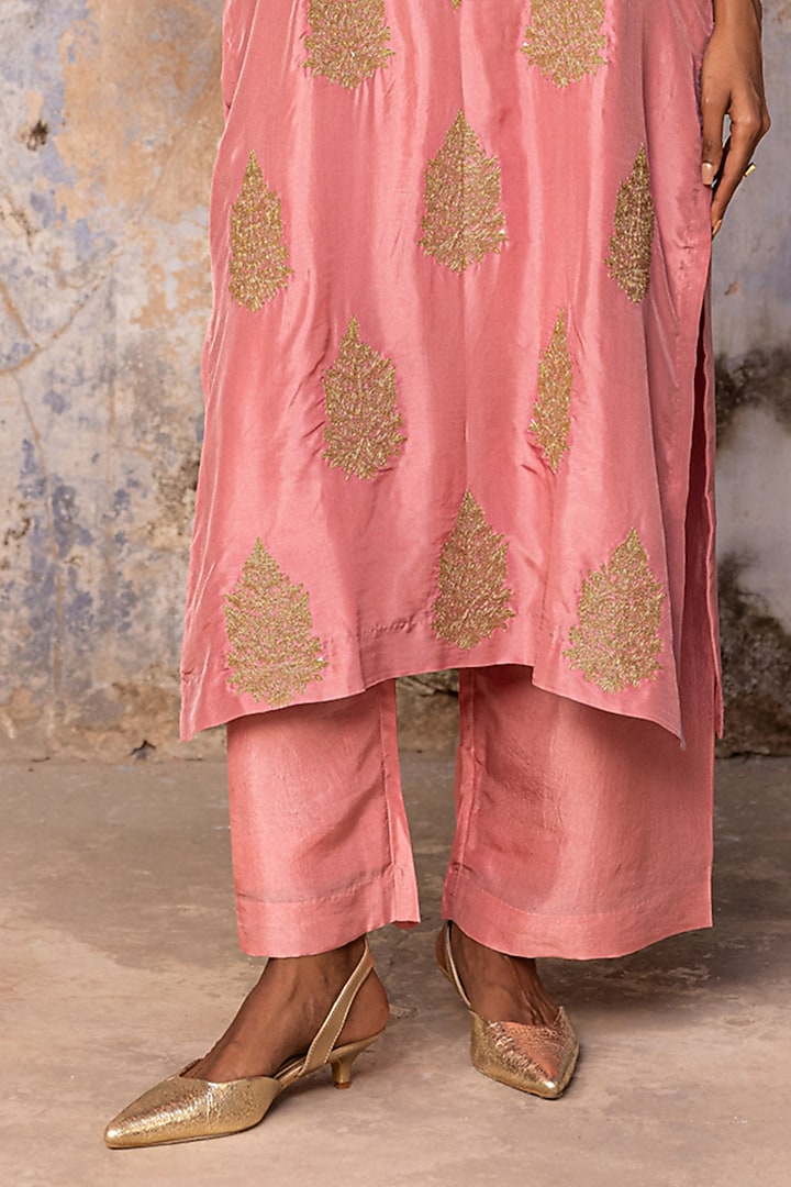 Antique Rose Pink Habutai Silk Dori Work Kurta Set by Charu Makkar at Pernia's Pop Up Shop