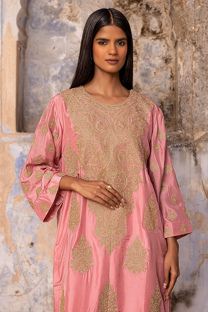 Antique Rose Pink Habutai Silk Dori Work Kurta Set by Charu Makkar at Pernia's Pop Up Shop