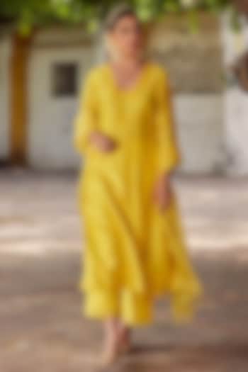 Mustard Yellow Chanderi Silk Embroidered Kurta Set by Charu Makkar at Pernia's Pop Up Shop