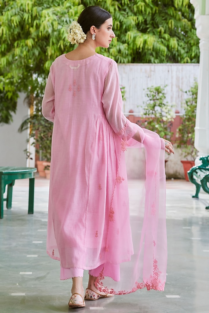 Light Pink Cotton Chanderi Embroidered Kurta Set by Charu Makkar at Pernia's Pop Up Shop
