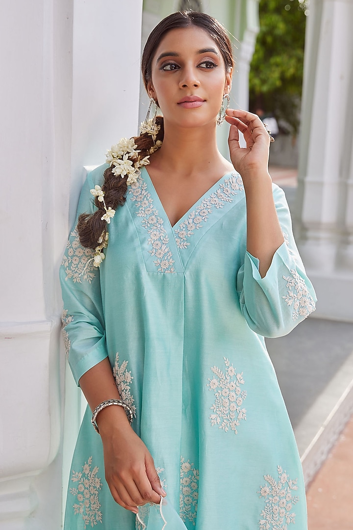 Blue Chanderi Silk Embroidered Kurta Set by Charu Makkar at Pernia's Pop Up Shop