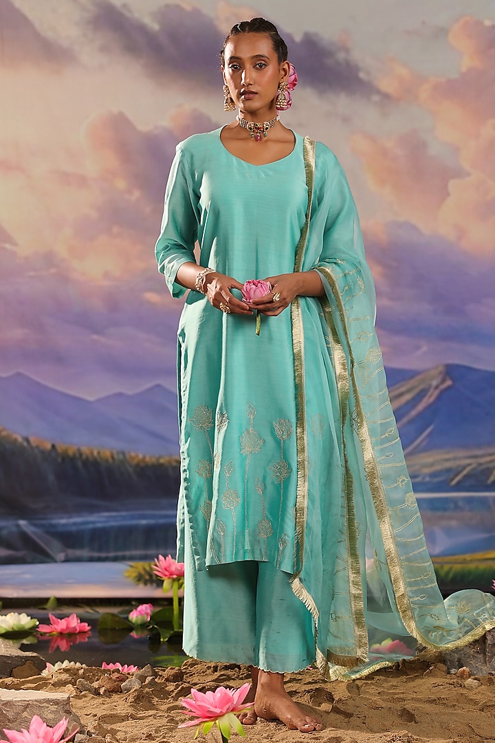 Turquoise Silk Chanderi Kurta Set by Charu Makkar at Pernia's Pop Up Shop