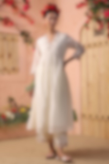 Ivory Mul Chanderi Kurta Set by Charu Makkar at Pernia's Pop Up Shop