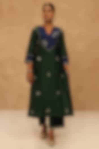 Royal Green & Navy Blue Silk Chanderi Machine Embroidered Kurta Set by Charu Makkar at Pernia's Pop Up Shop