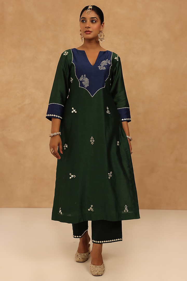 Royal Green & Navy Blue Silk Chanderi Machine Embroidered Kurta Set by Charu Makkar at Pernia's Pop Up Shop