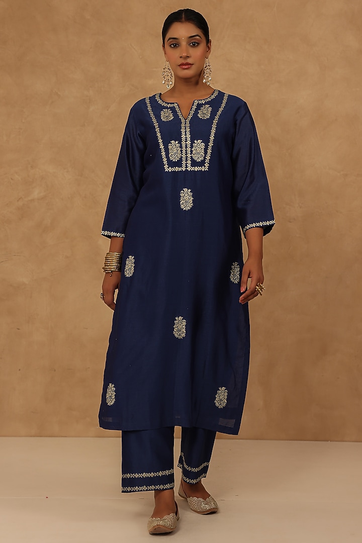 Navy Blue Silk Chanderi Machine Embroidered Straight Kurta Set by Charu Makkar at Pernia's Pop Up Shop