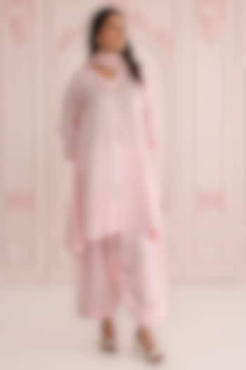 Pink Linen Satin Machine Embroidered Kurta Set by Charu Makkar at Pernia's Pop Up Shop