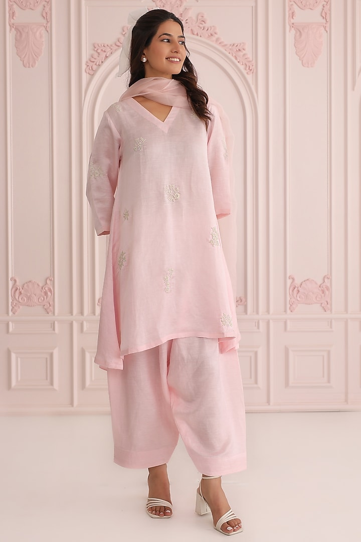 Pink Linen Satin Machine Embroidered Kurta Set by Charu Makkar at Pernia's Pop Up Shop