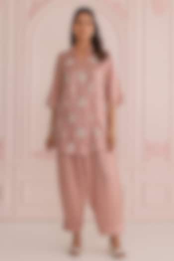 Salmon Pink Linen Satin Machine Embroidered Kurta Set by Charu Makkar at Pernia's Pop Up Shop