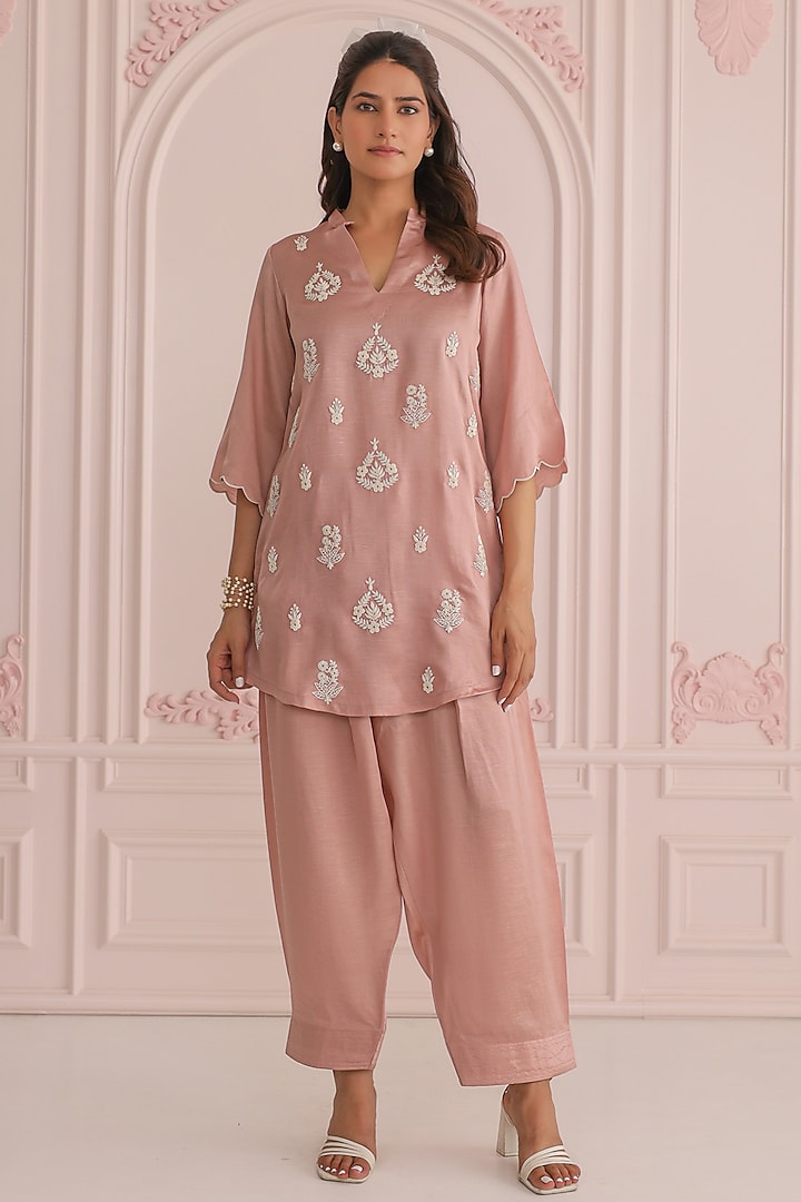Salmon Pink Linen Satin Machine Embroidered Kurta Set by Charu Makkar at Pernia's Pop Up Shop