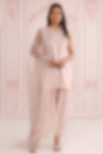 Peach Linen Satin Machine Embroidered Kurta Set by Charu Makkar at Pernia's Pop Up Shop