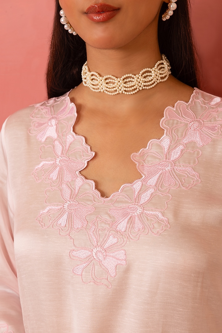 Pink Linen Satin Resham Work Kurta Set by Charu Makkar at Pernia's Pop Up Shop