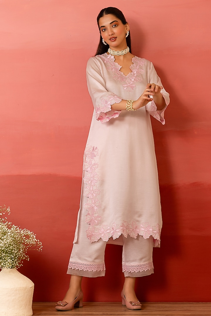 Pink Linen Satin Resham Work Kurta Set by Charu Makkar at Pernia's Pop Up Shop