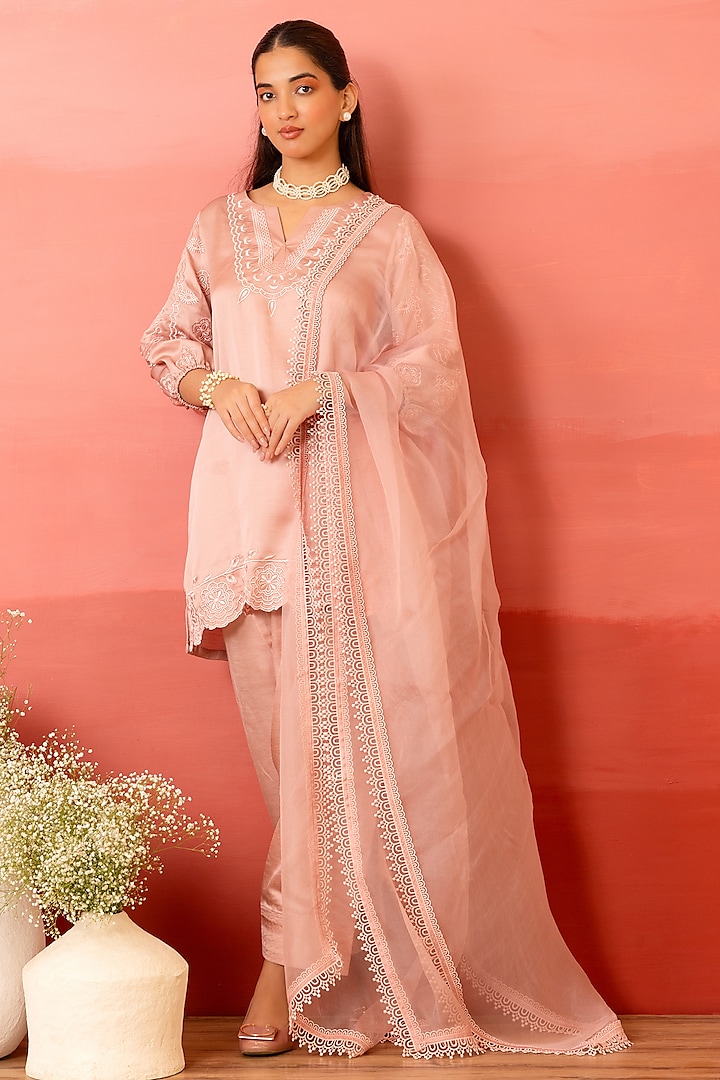Salmon Pink Linen Satin Resham Embroidered Kurta Set by Charu Makkar at Pernia's Pop Up Shop