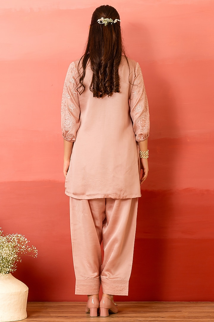 Salmon Pink Linen Satin Resham Embroidered Kurta Set by Charu Makkar at Pernia's Pop Up Shop