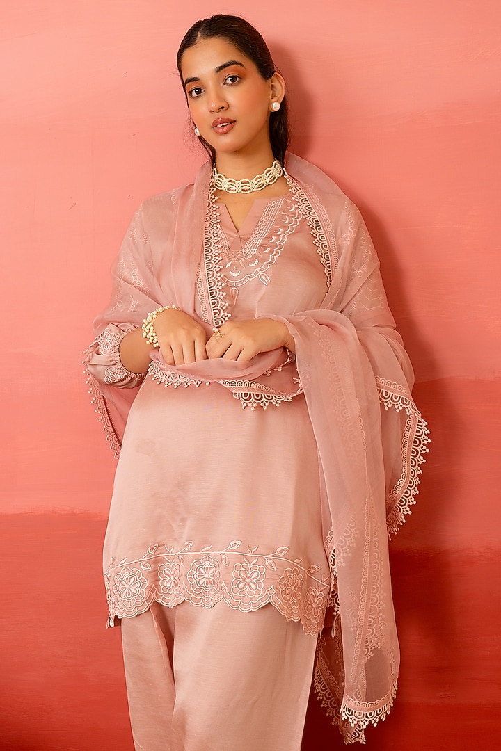 Salmon Pink Linen Satin Resham Embroidered Kurta Set by Charu Makkar at Pernia's Pop Up Shop