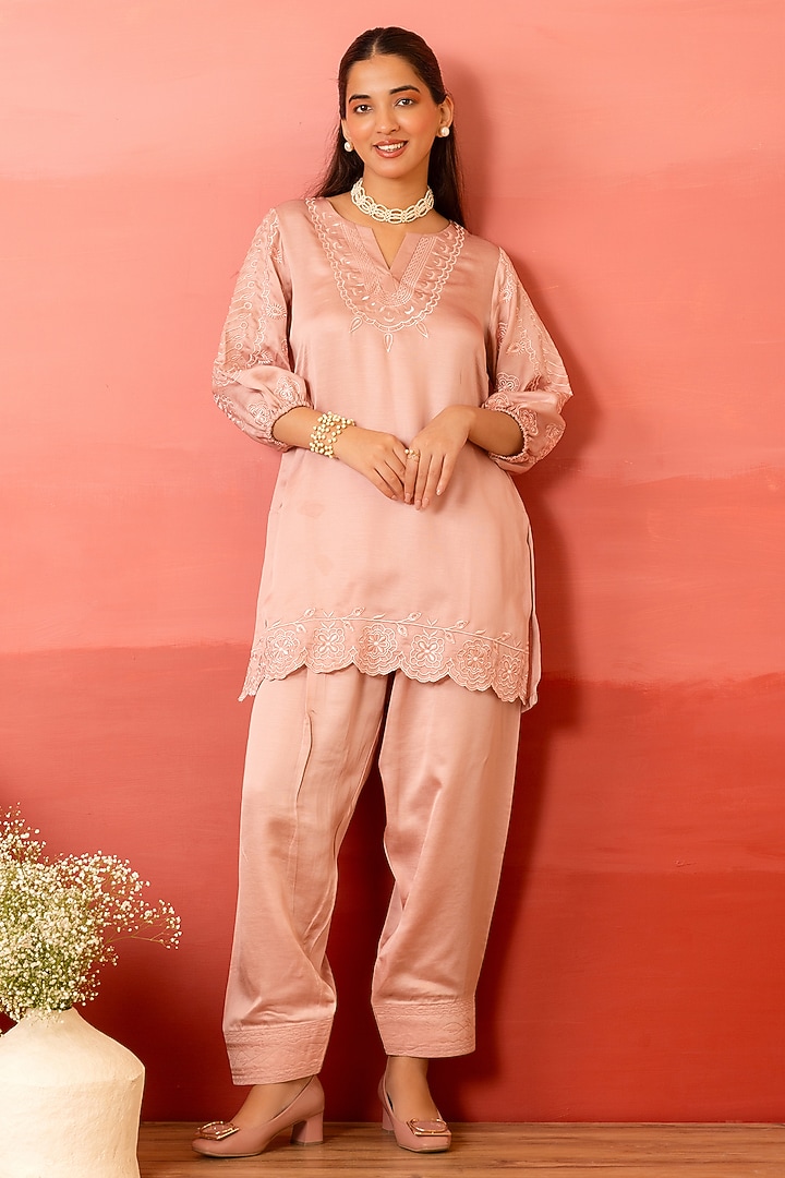 Salmon Pink Linen Satin Resham Embroidered Kurta Set by Charu Makkar at Pernia's Pop Up Shop