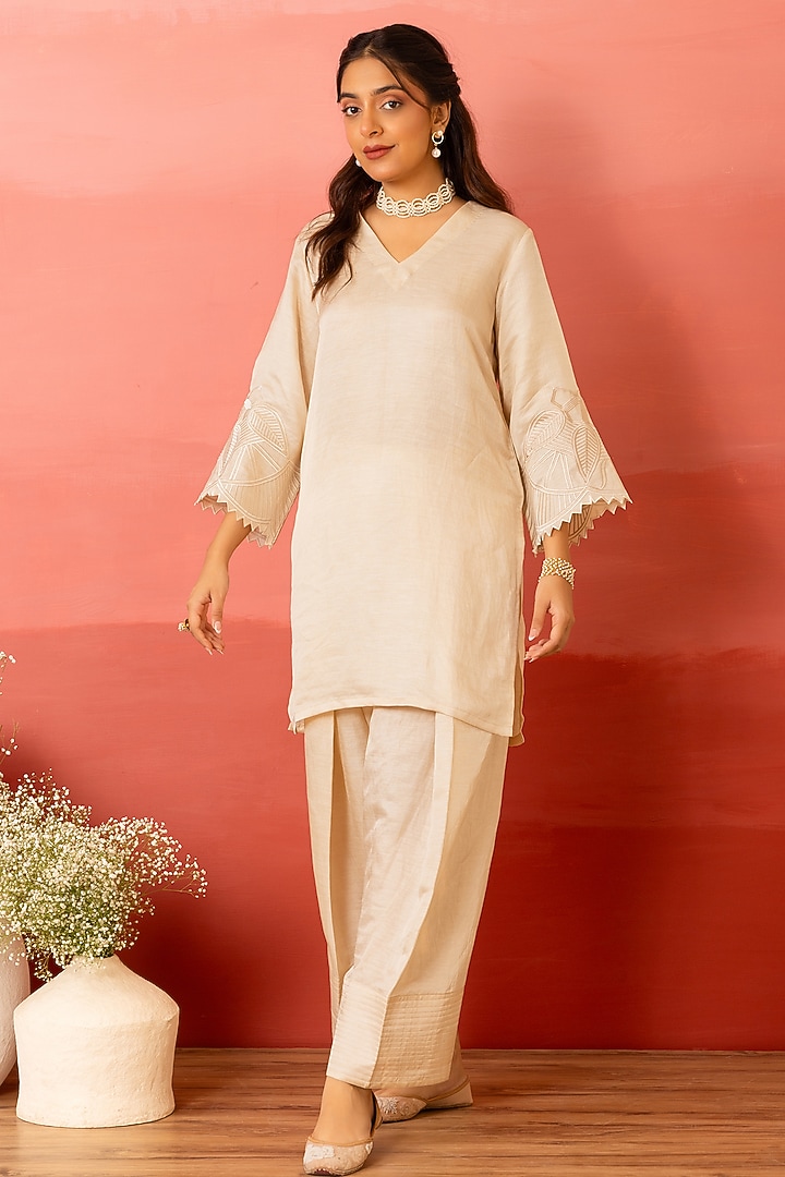 Pearl White Linen Satin Resham Embroidered Kurta Set by Charu Makkar at Pernia's Pop Up Shop