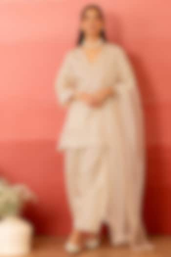 Pearl White Linen Satin Resham Embroidered Kurta Set by Charu Makkar at Pernia's Pop Up Shop