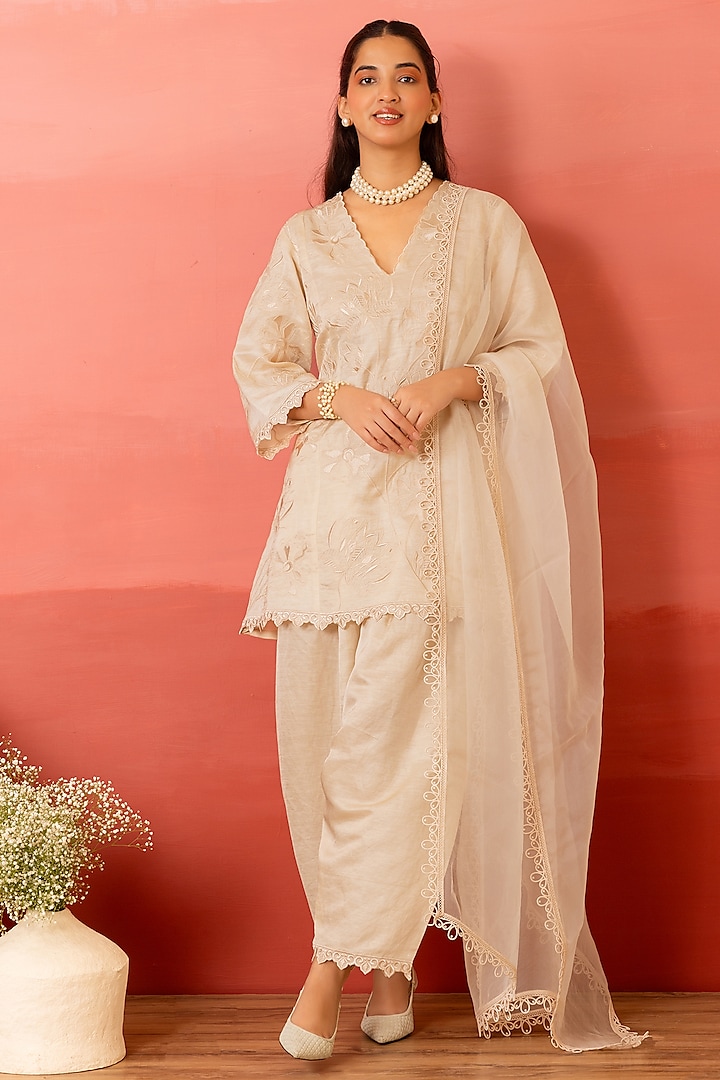 Pearl White Linen Satin Resham Embroidered Kurta Set by Charu Makkar at Pernia's Pop Up Shop